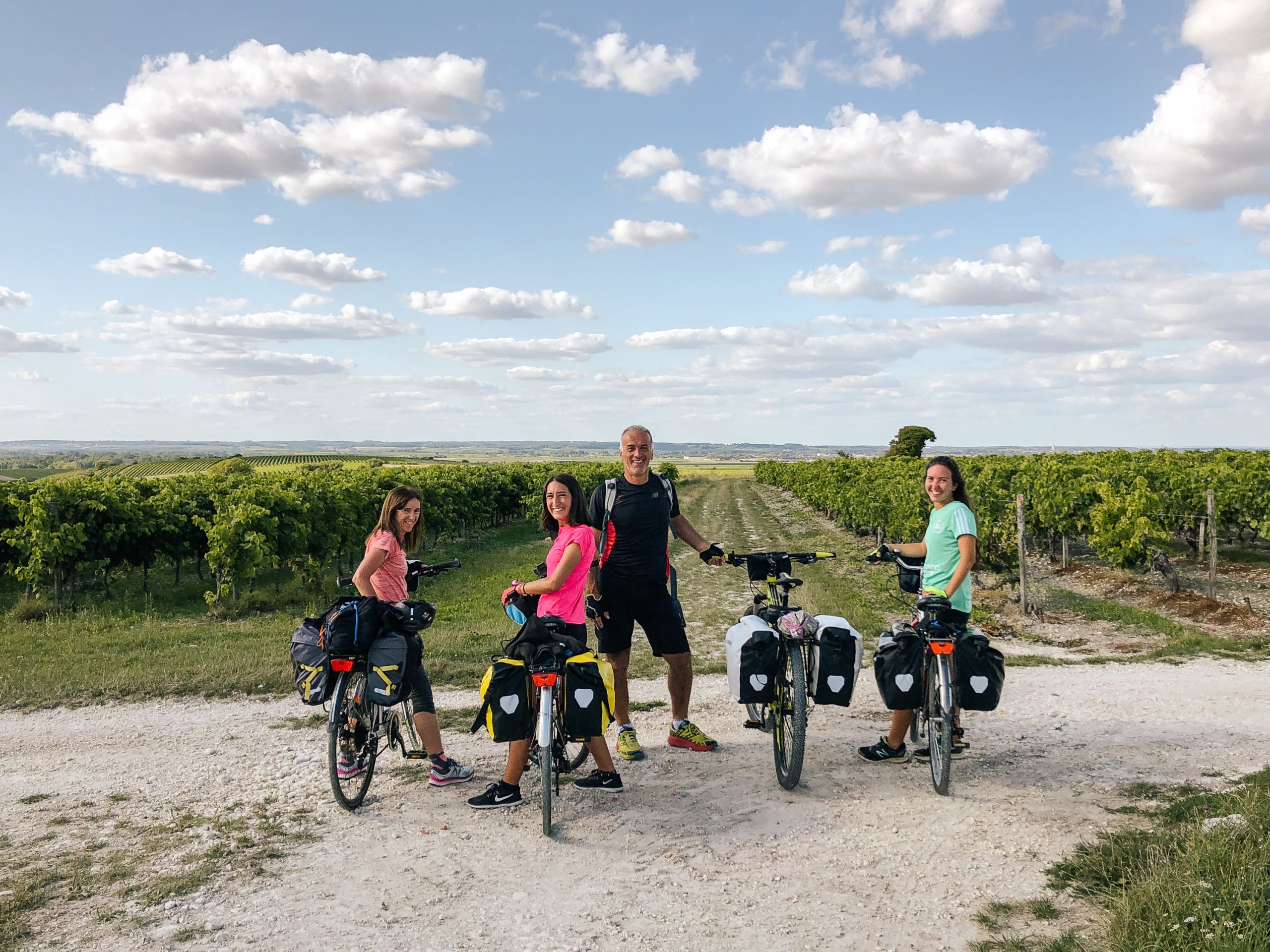 Gruppo in viaggio con "Girolibero" fermi in bici tra i vigneti nella campagna di Bordeaux